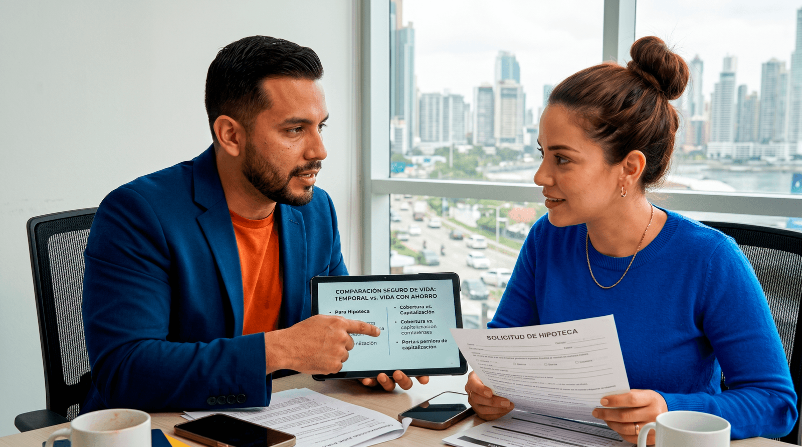 Experto financiero panameño explicando el seguro de vida temporal vs vida con ahorro a un cliente para su hipoteca.
